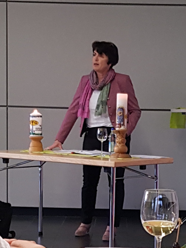 Carola Schex gibt den Jahresbericht und Ausblicke auf das laufende Jahr