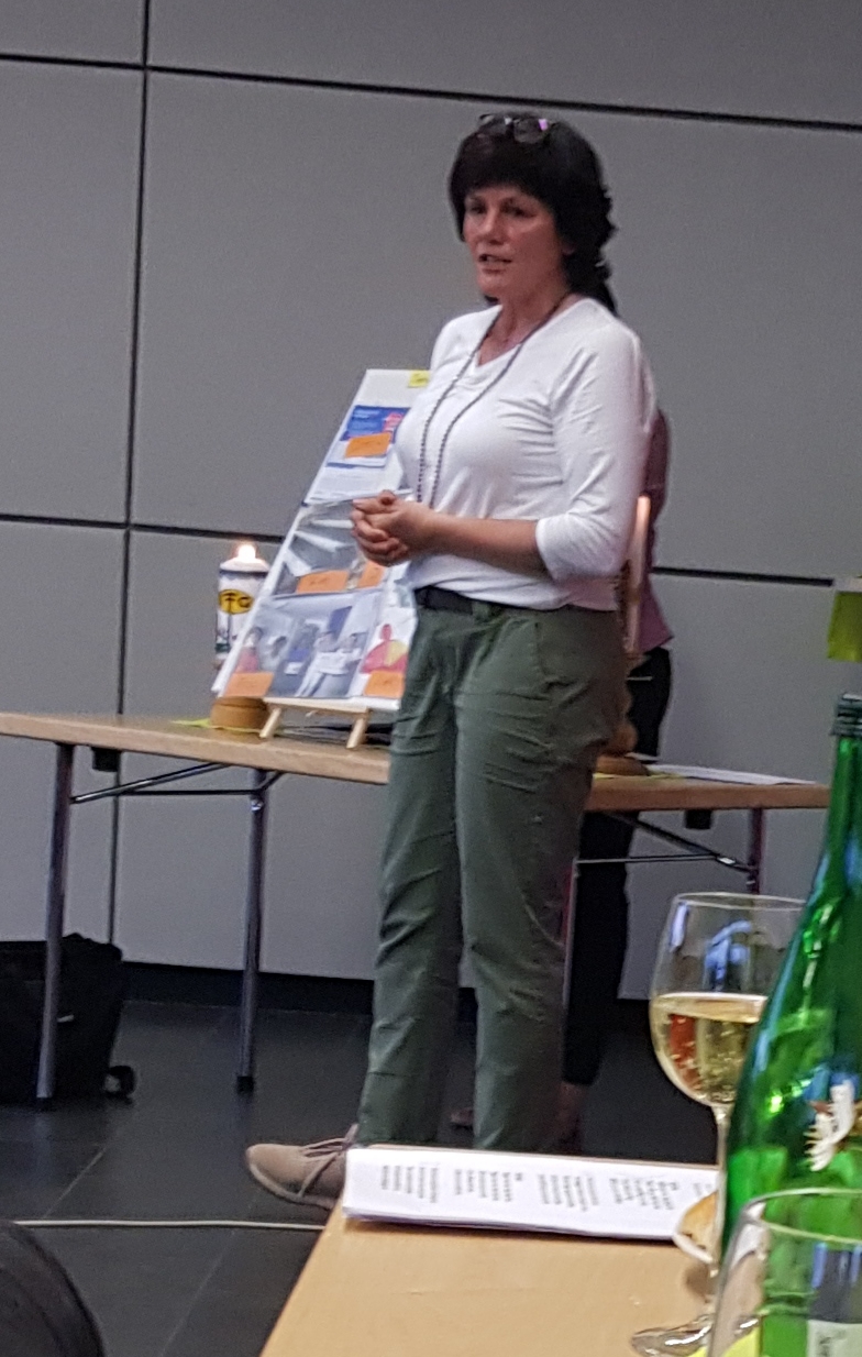 Christine Gütter stellt den Kassenbericht und die Spenden der SFG vor