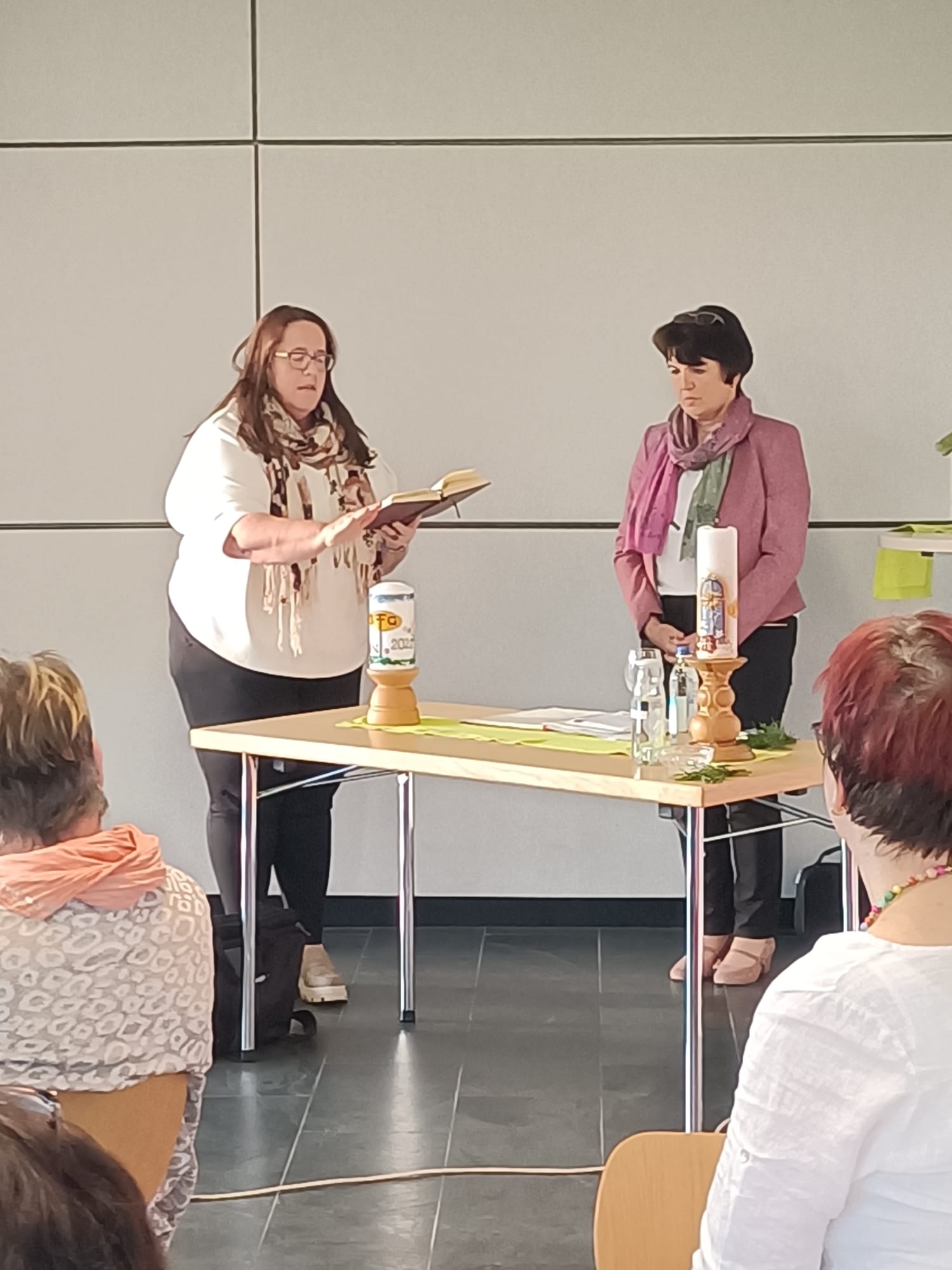 Gabi Aringer und Carola Schex bei der Segnung der Vereinskerzen
