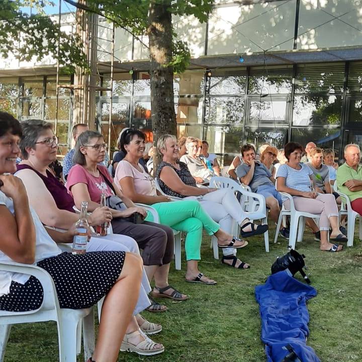 die Theaterbesucher in der Abendsonne