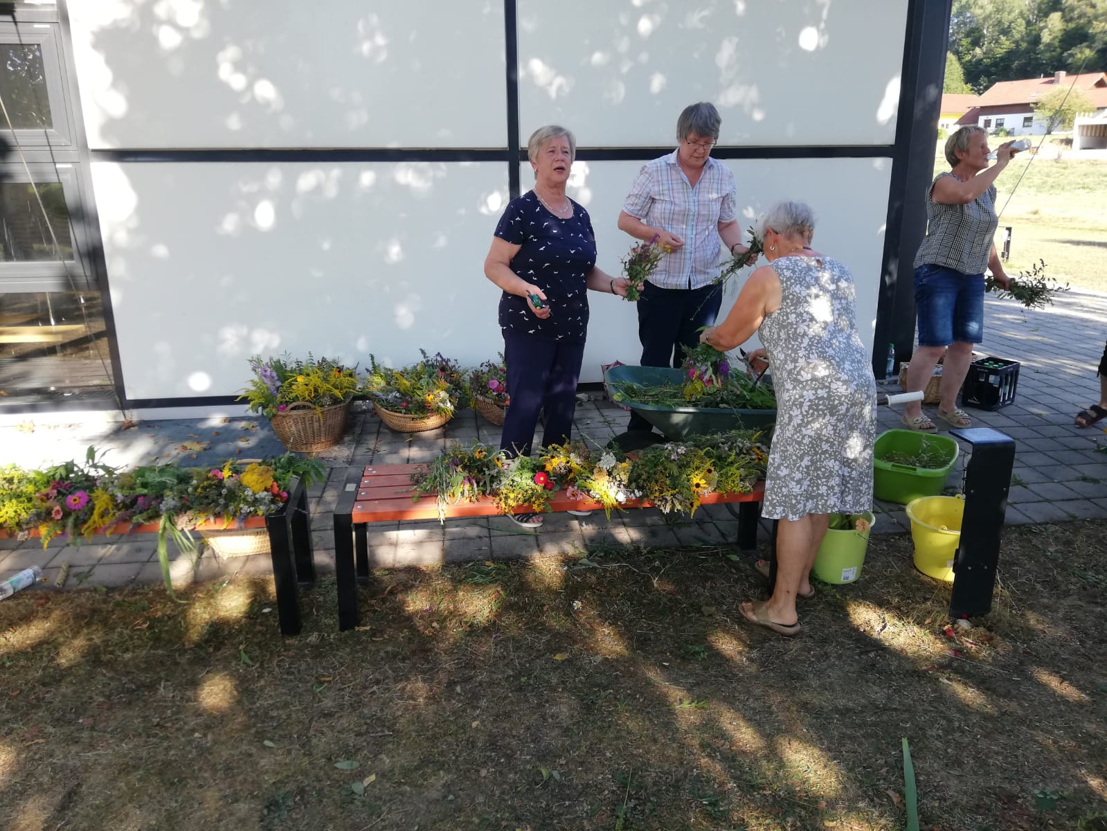 Viele fleißige Frauen banden traditionelle Kräuterbuschen