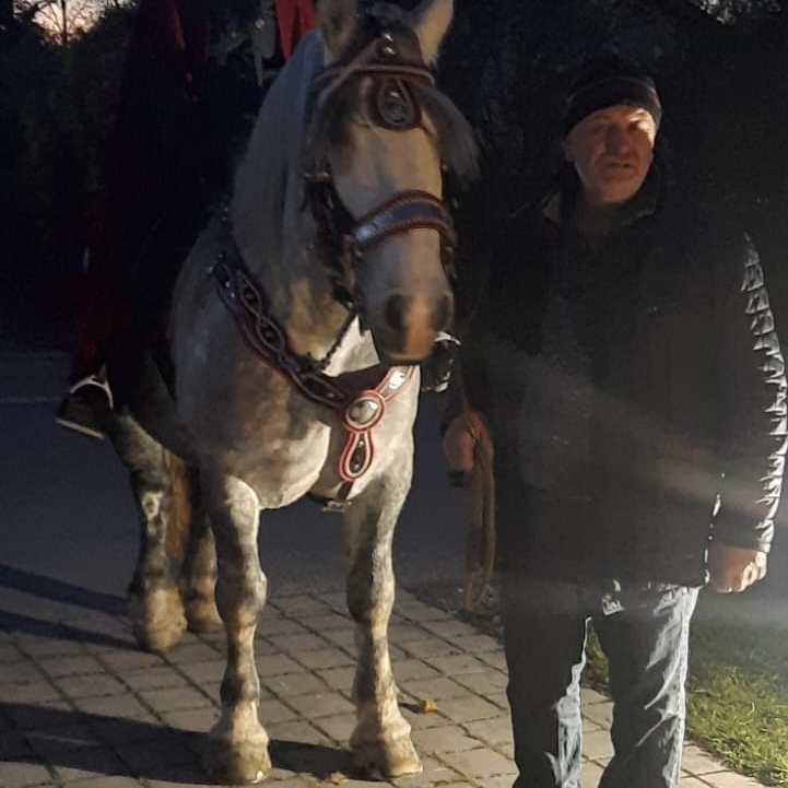 St. Martin auf dem Pferd geht voran (Gerti Machl enund Robert Hiebl)