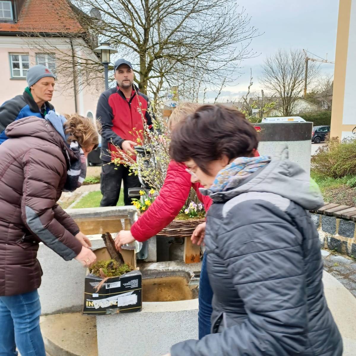 die Erwachsenen beim Vorbereiten vor dem Rathaus