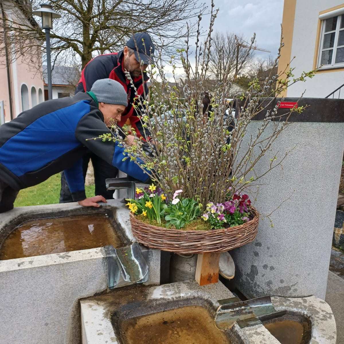 die Erwachsenen beim Vorbereiten vor dem Rathaus