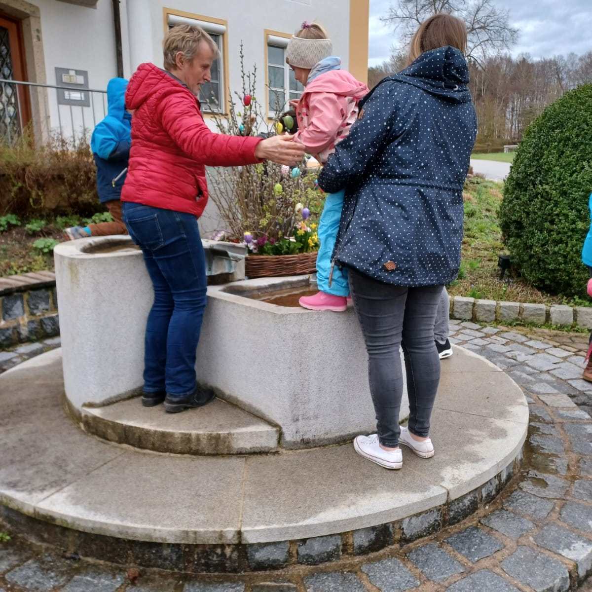 das Aufhängen der Kunstwerke