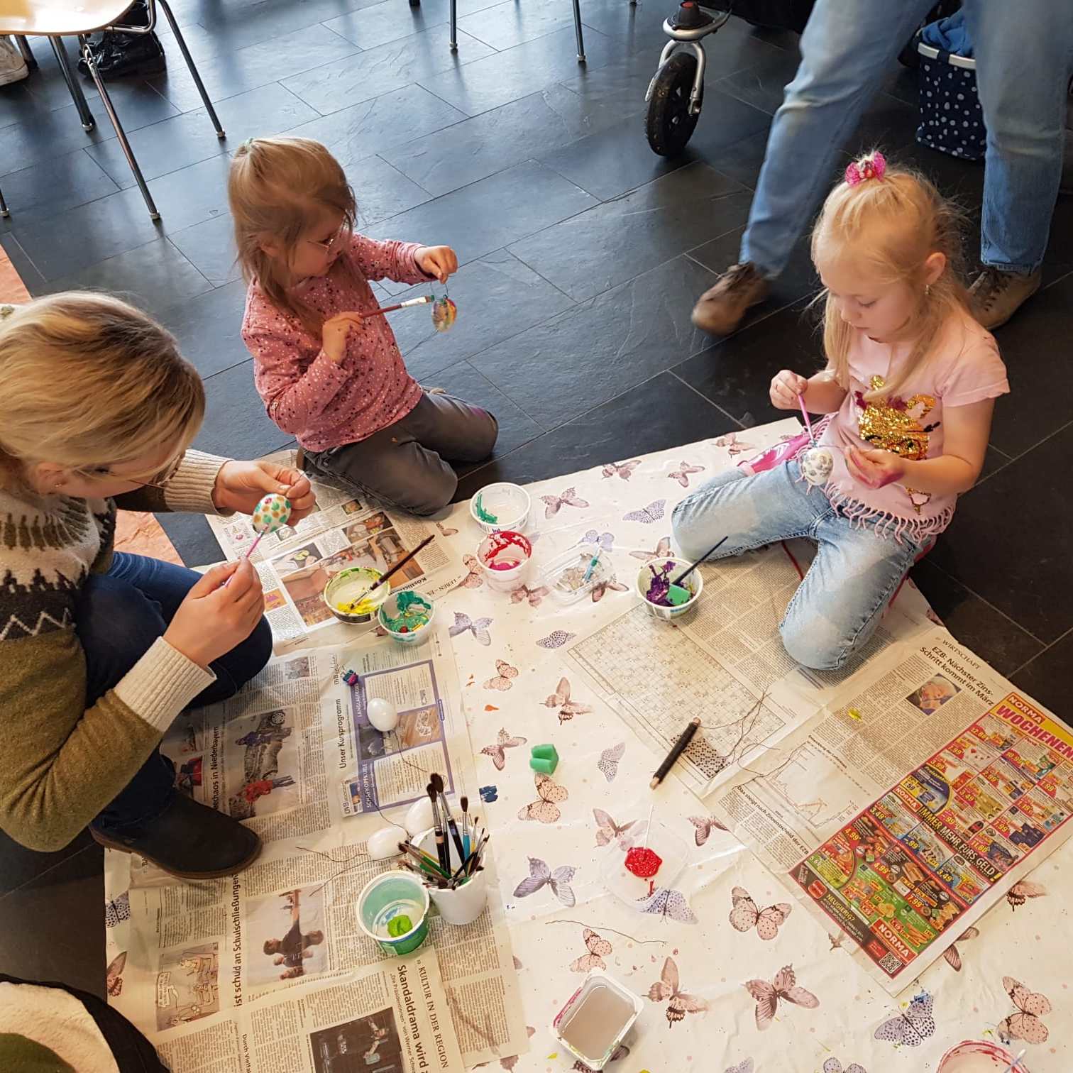 die fleißigen Kinder und Erwachsenen beim Malen