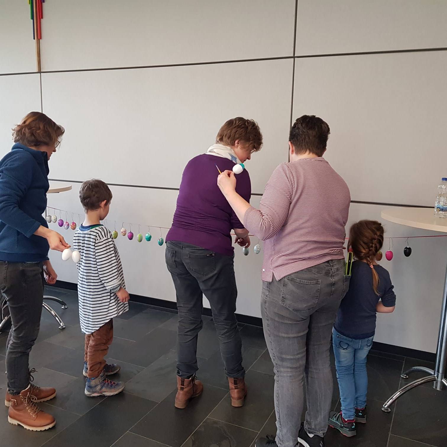 die fleißigen Kinder und Erwachsenen beim Malen