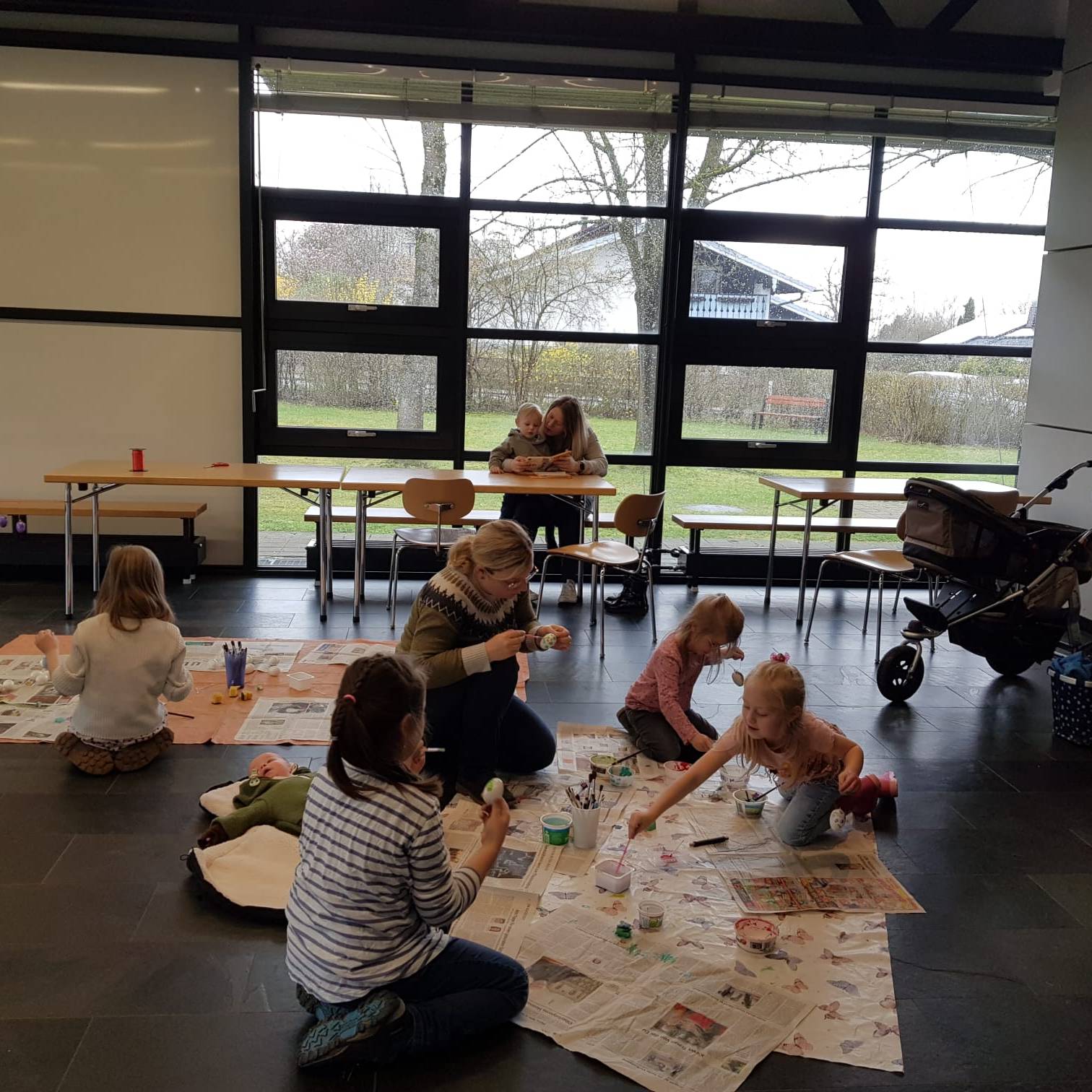 die fleißigen Kinder und Erwachsenen beim Malen