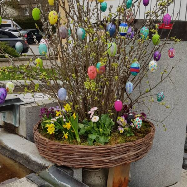 Osterbrunnen schmücken am Rathaus in Soyen