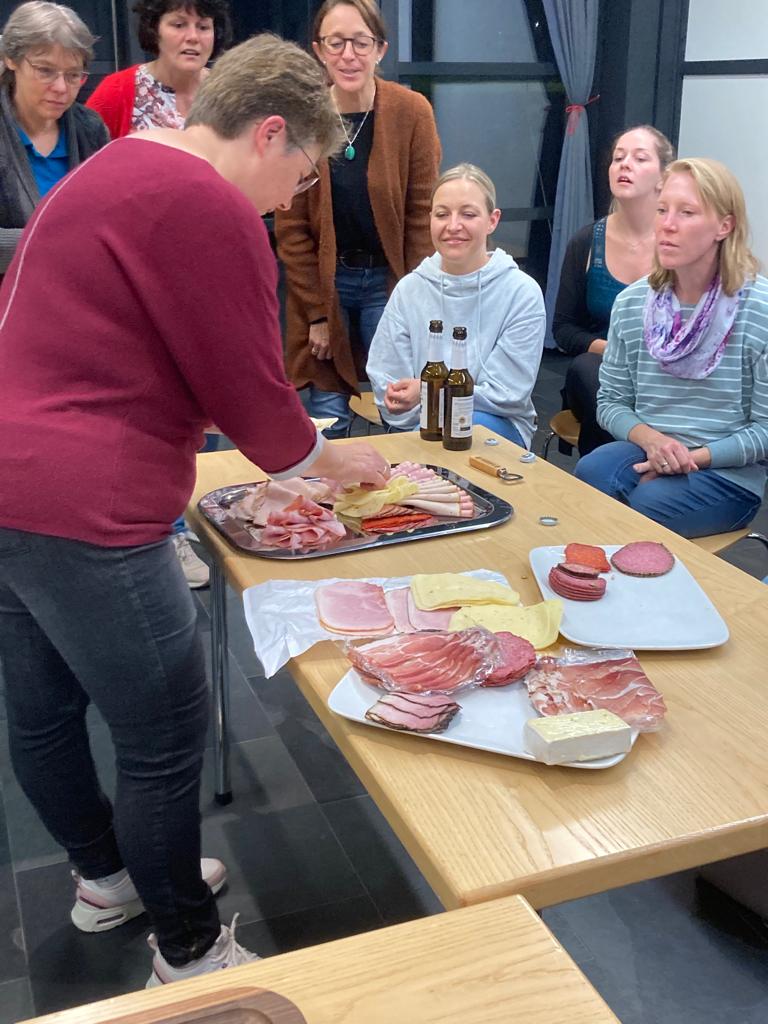 Daniela Berger bei der Vorführung unter den Blicken der interessierten Besucherinnen
