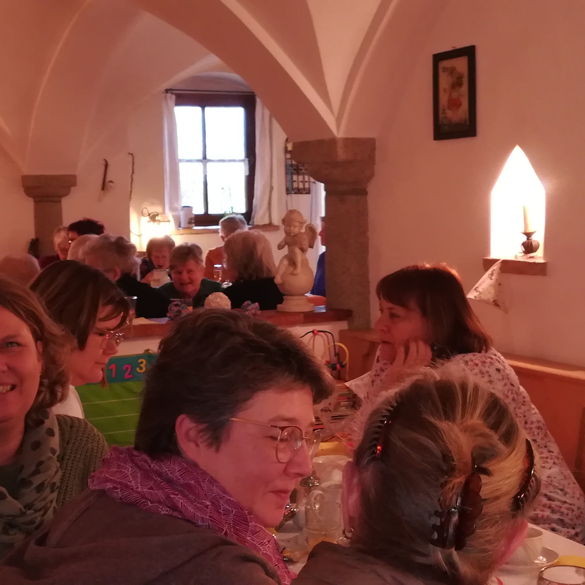 35 Frauen beim Genuss des Frühstücks- Buffett