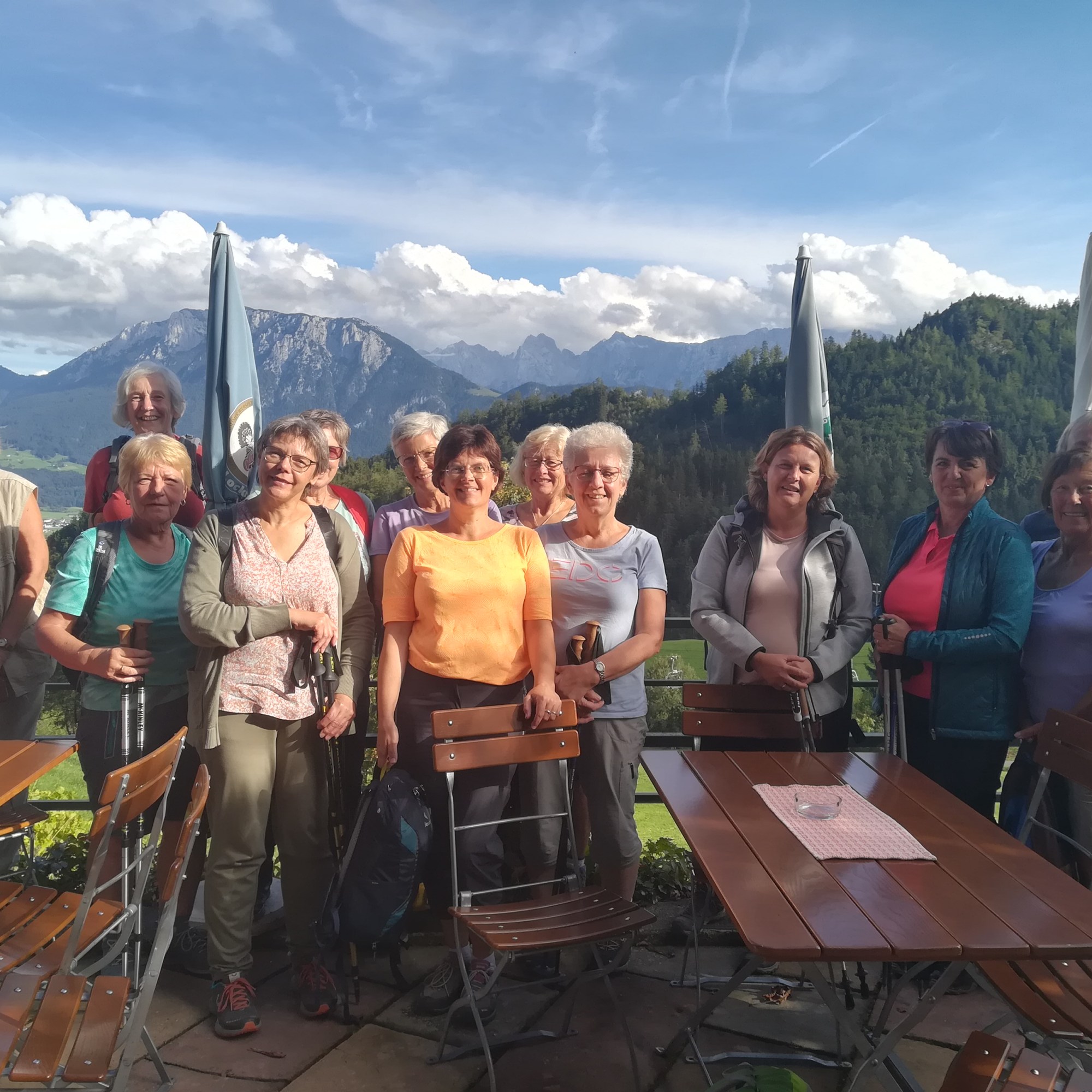 die Wandergruppe im Sonnlicht