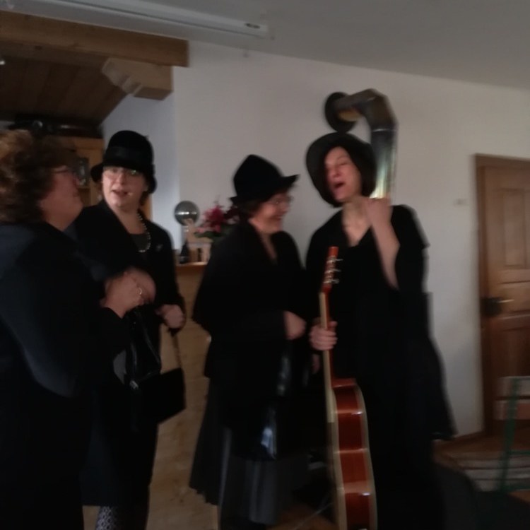 die 'Witwen' bei ihrem Auftritt