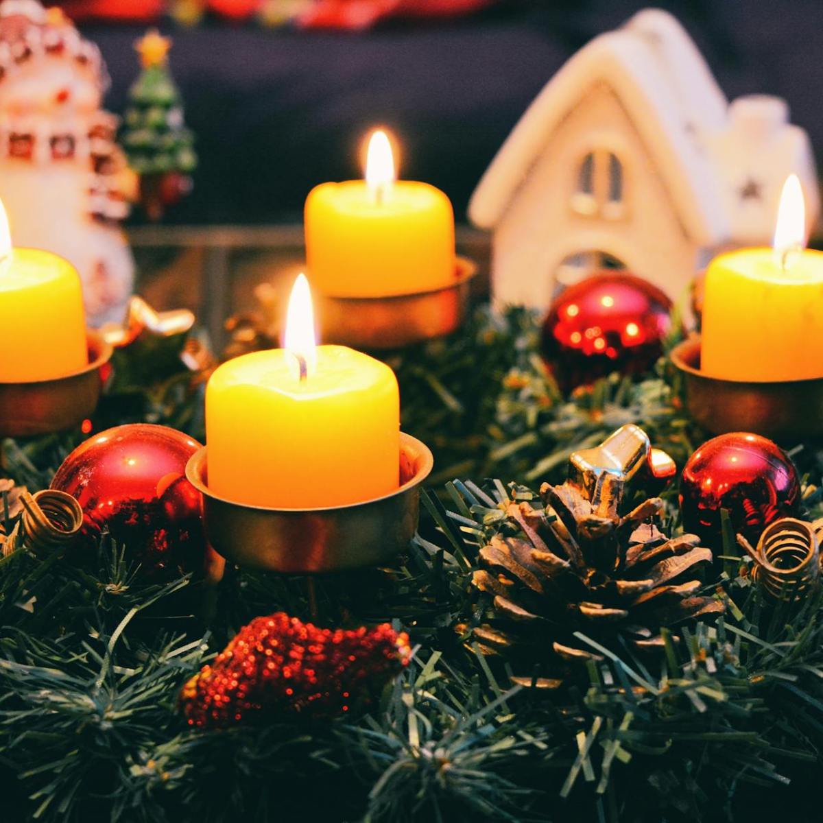 Wir sagen Euch an, den lieben Advent – Adventskranz binden und Verkauf der Kränze